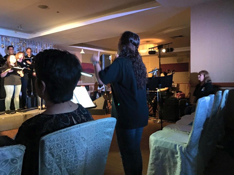 sharon-conducting-the-serunai-singers